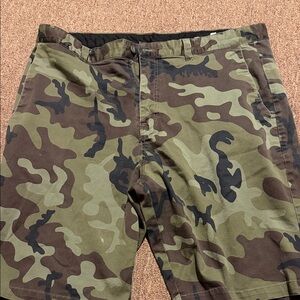 Volcom men’s Black and Green camo shorts size 40